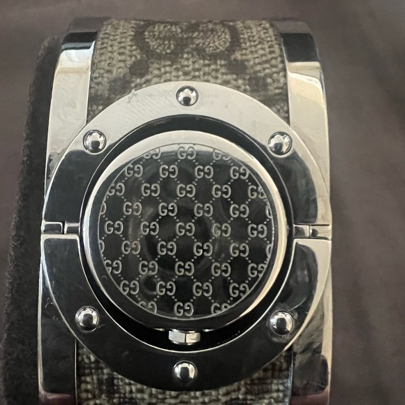 New Authentic Gucci bracelet watch! Twirls from watch to bracelet - Picture 9 of 12